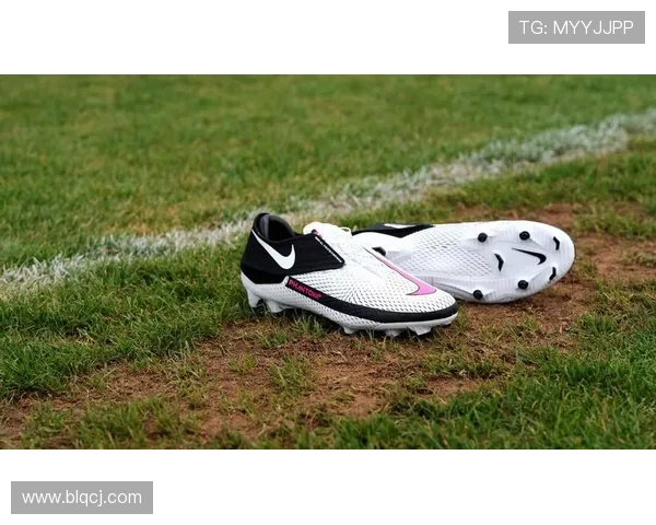 耐克足球明星蝎斗展现超凡技艺引领球场风潮